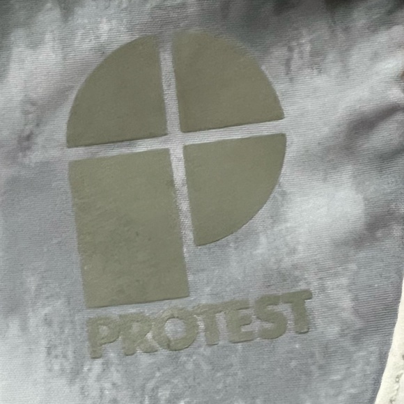 Protest Shorts | European Brand | Multicolor | Women’s Small - Picture 7 of 9